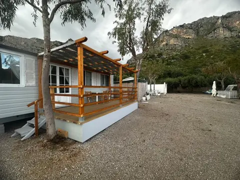 Bungalow Ranch con veranda coperta immerso nel verde